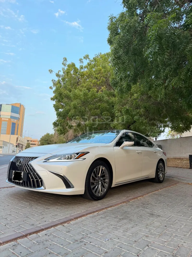 2023 لكزس آي إس 350