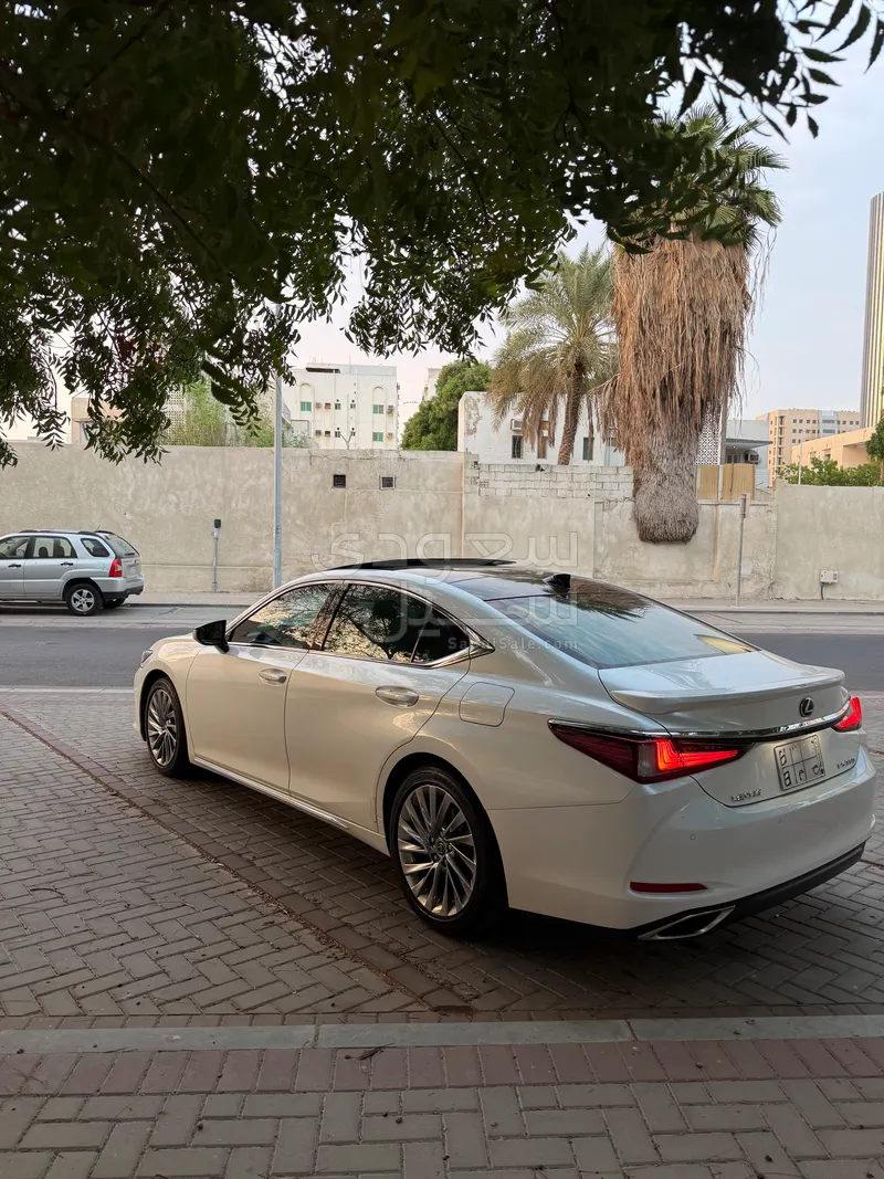 2023 لكزس آي إس 350