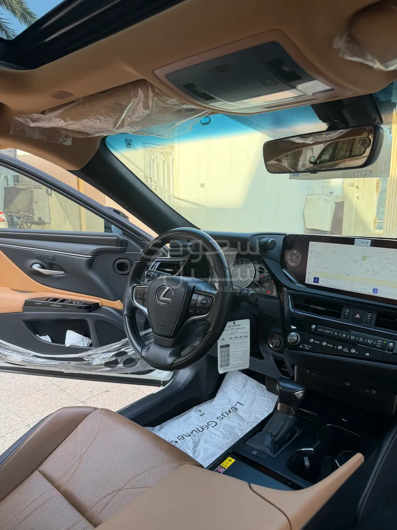 2023 لكزس آي إس 350