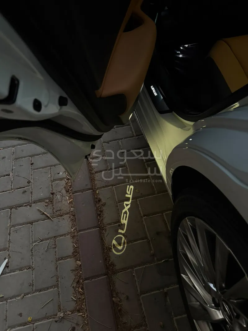 2023 لكزس آي إس 350