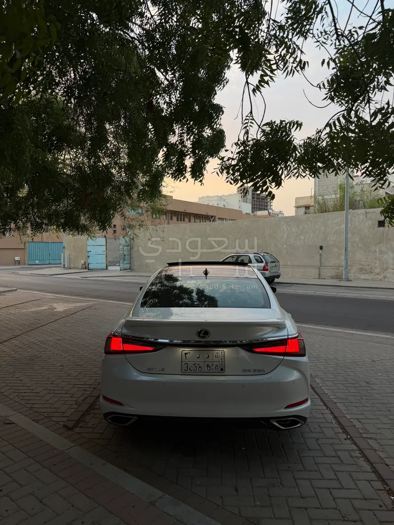 2023 لكزس آي إس 350