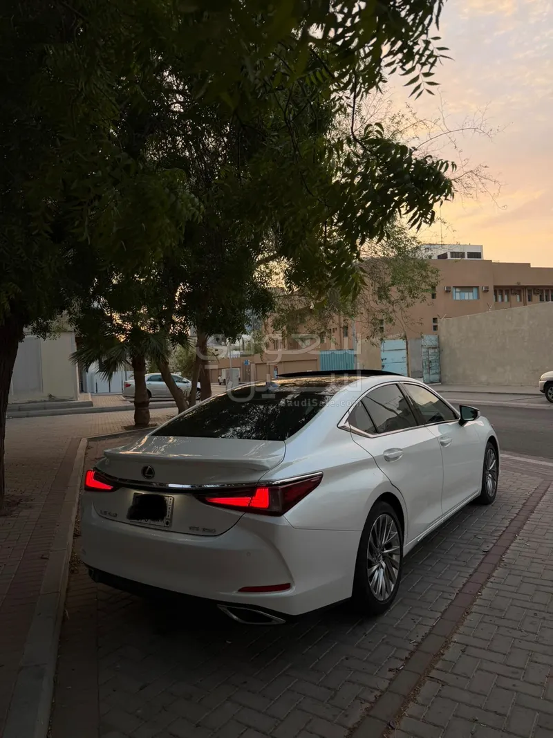 2023 لكزس آي إس 350