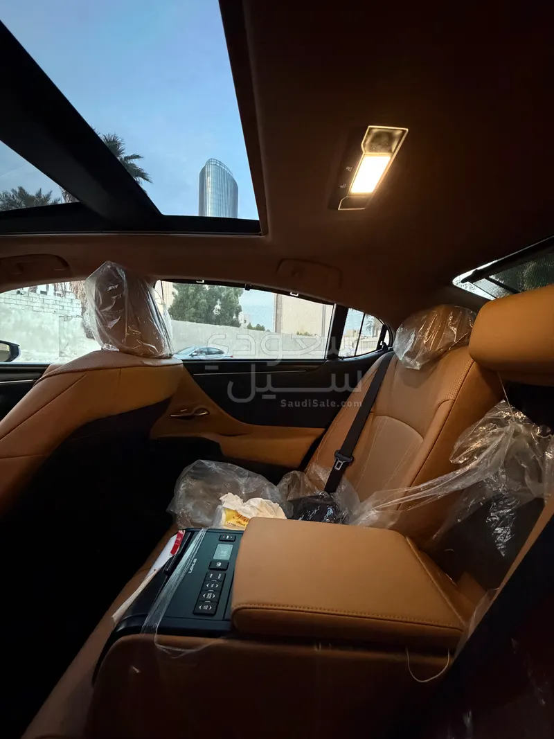 2023 لكزس آي إس 350