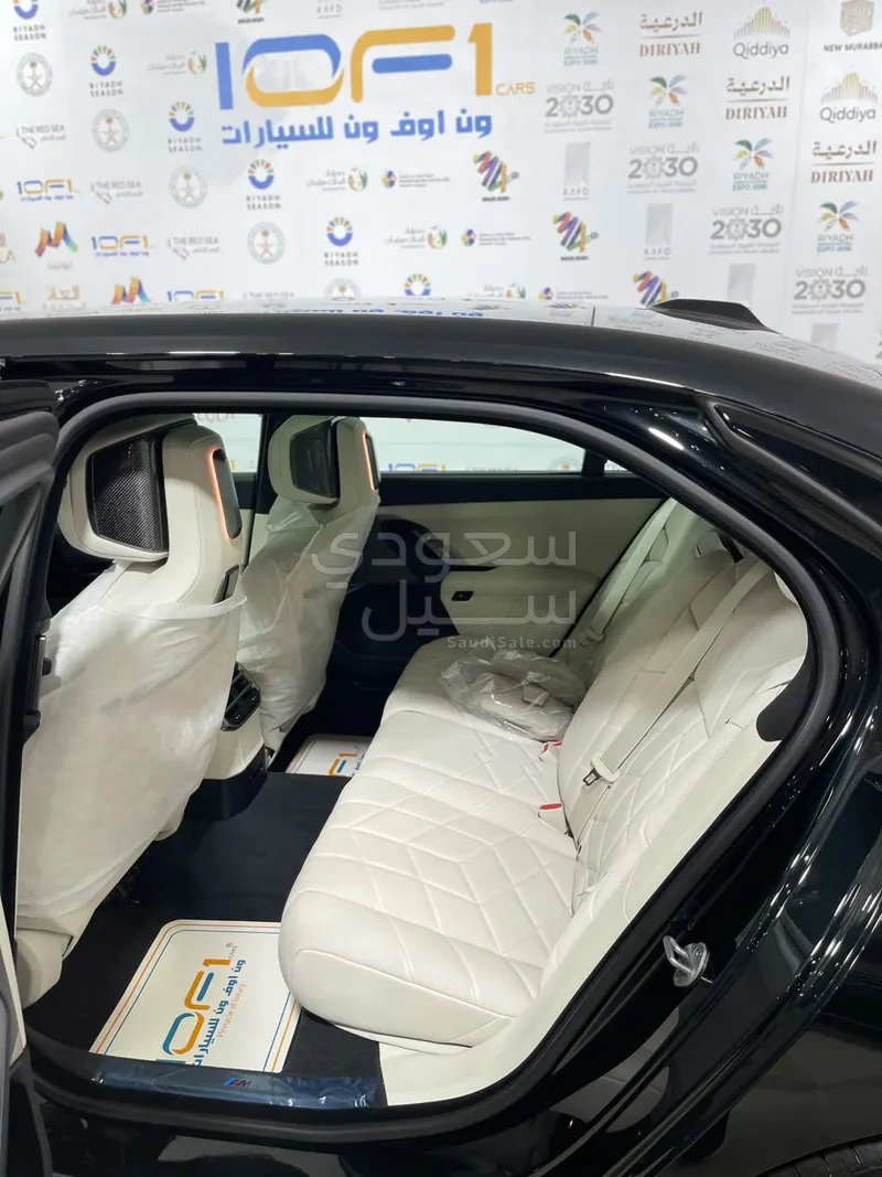 2027 بي ام دبليو الفئة السابعة 735أي
