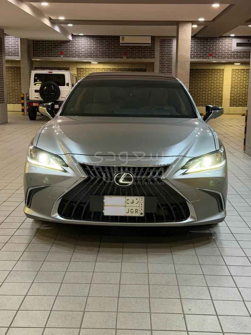 2023 لكزس إي إس 350