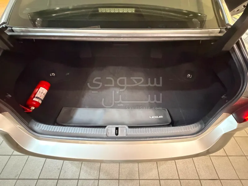 2023 لكزس إي إس 350
