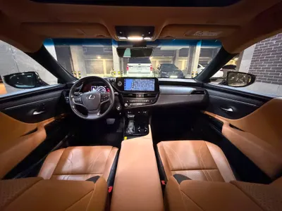 2023 لكزس إي إس 350