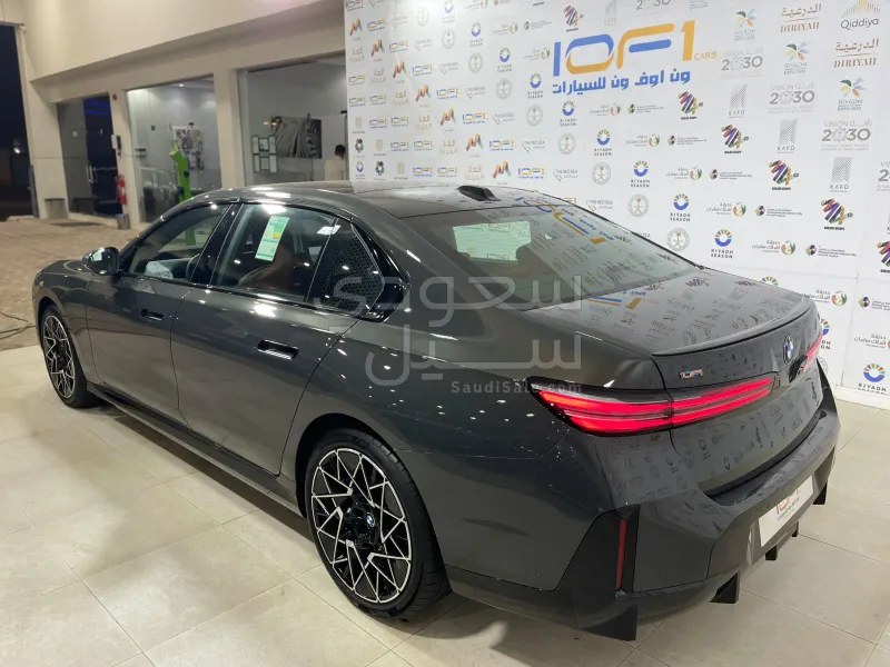 2027 بي ام دبليو الفئة السابعة 735أي