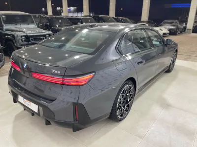 2027 بي ام دبليو الفئة السابعة 735أي