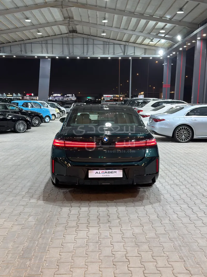 2027 بي ام دبليو الفئة السابعة 735أي