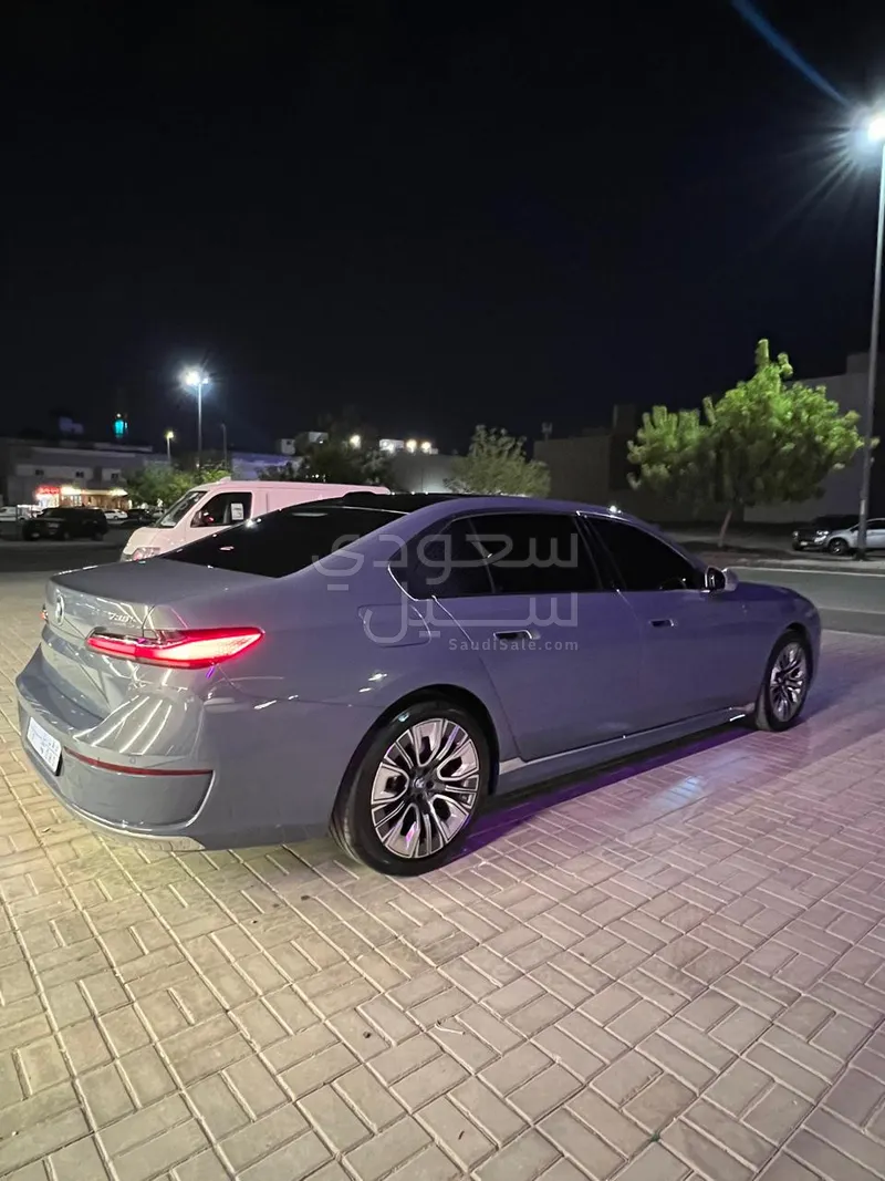 2024 بي ام دبليو الفئة السابعة 735أي