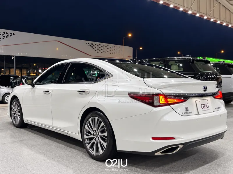 2021 لكزس إي إس 350
