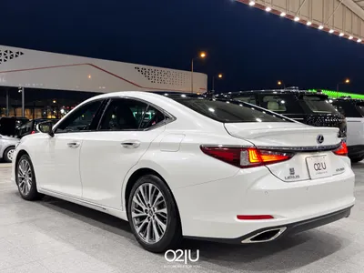 2021 لكزس إي إس 350