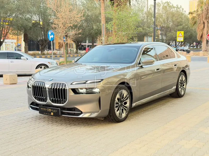 2024 بي ام دبليو الفئة السابعة 735أي
