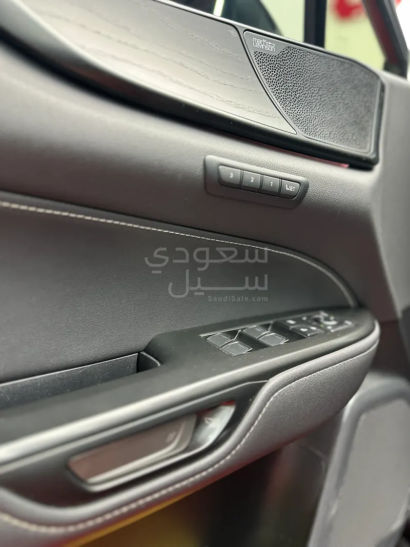 2023 لكزس إن إكس 350