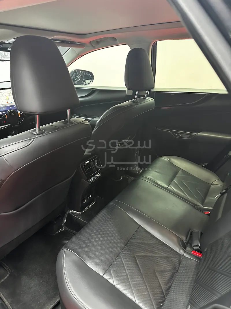 2023 لكزس إن إكس 350