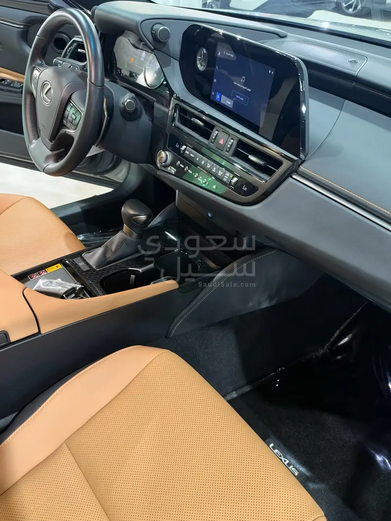 2025 Lexus ES 250