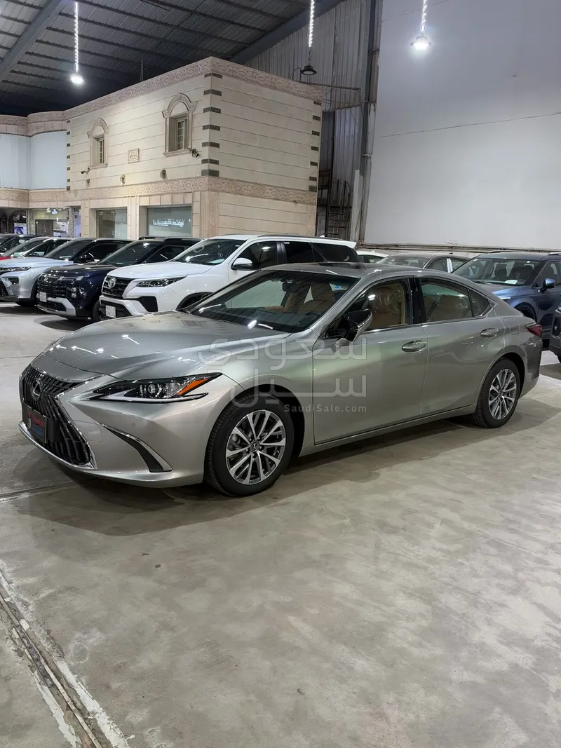 2025 Lexus ES 250