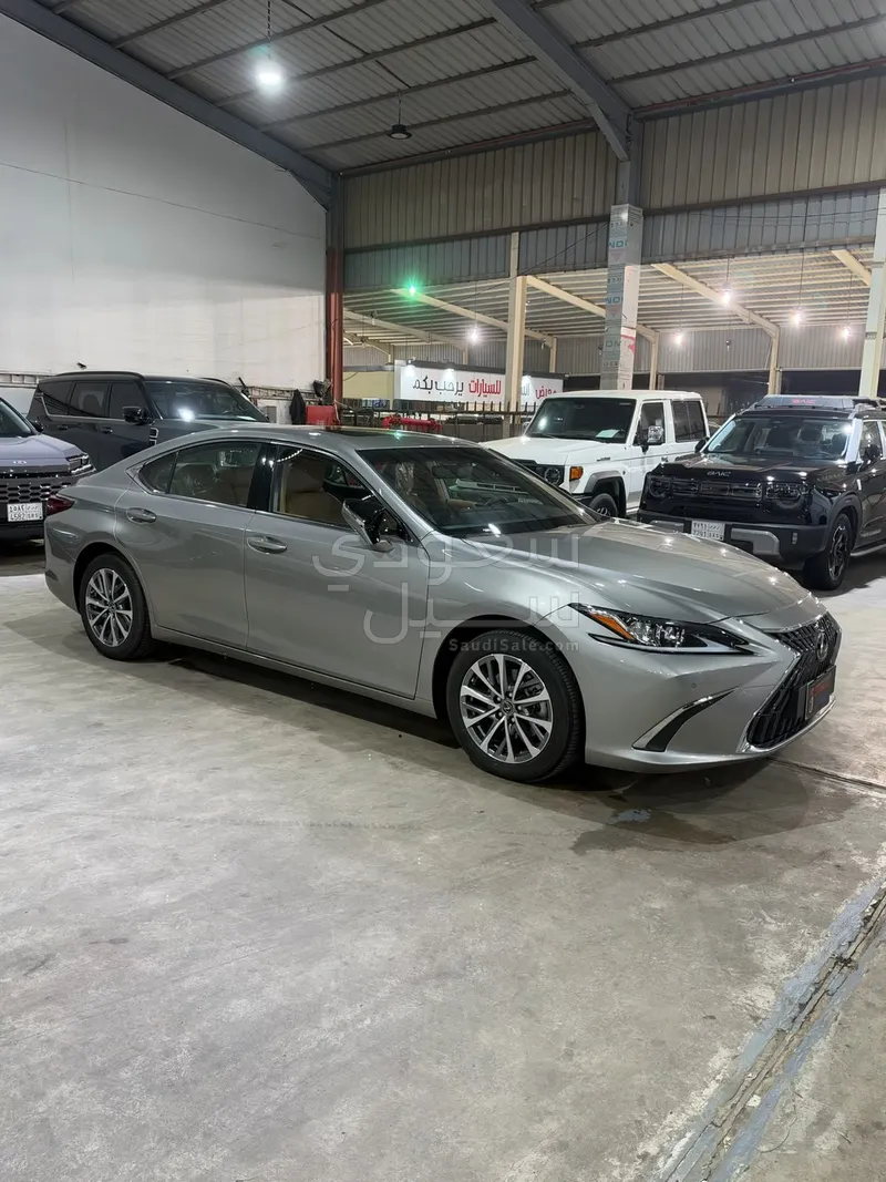 2025 Lexus ES 250