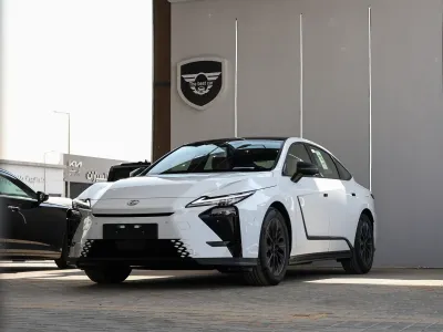 2027 لكزس إي إس 350