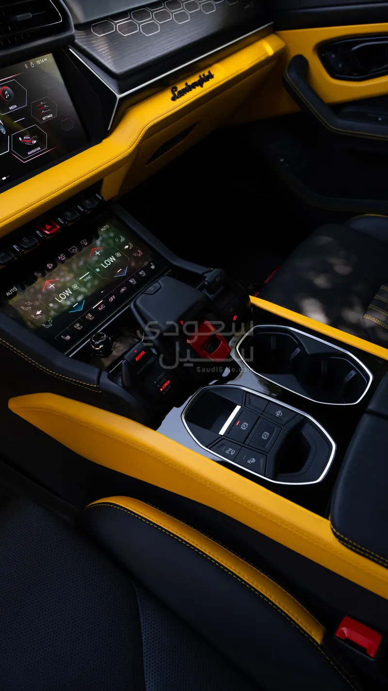 2025 Lamborghini URUS SE