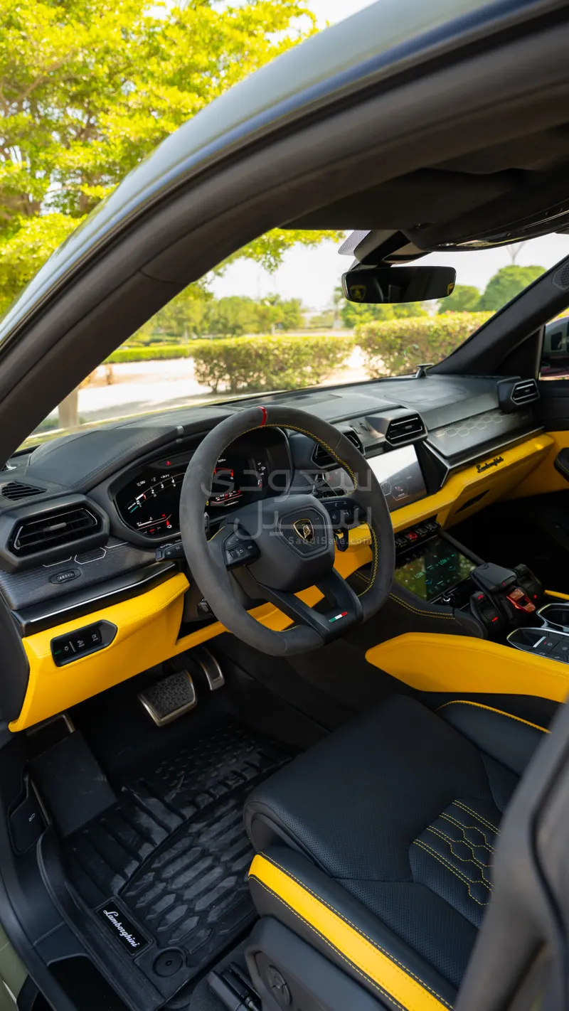 2025 Lamborghini URUS SE