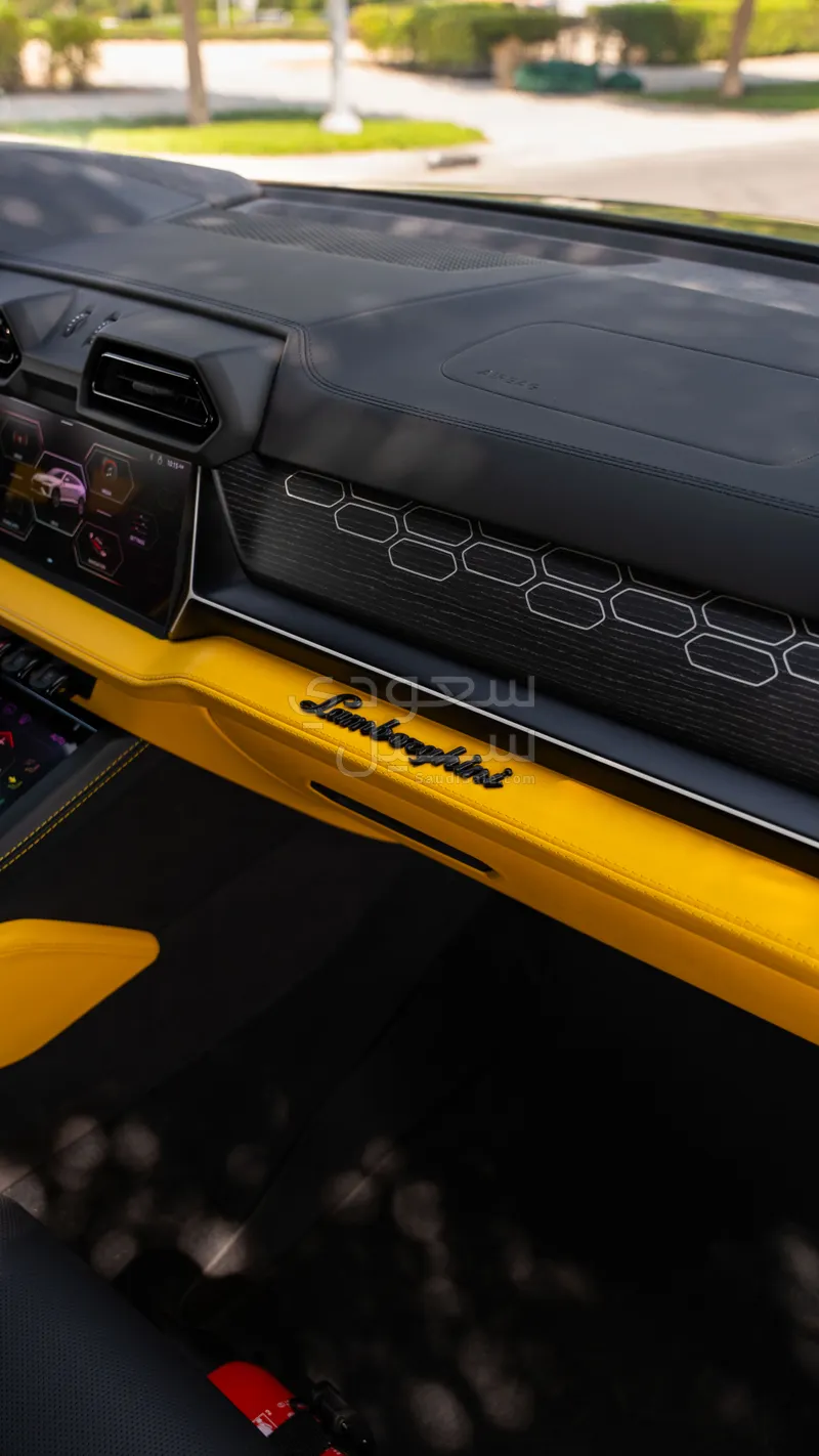 2025 Lamborghini URUS SE