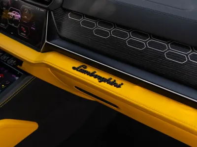 2025 Lamborghini URUS SE