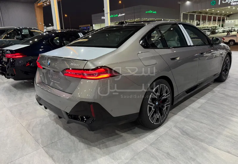 2027 بي ام دبليو الفئة الخامسة 520 أي