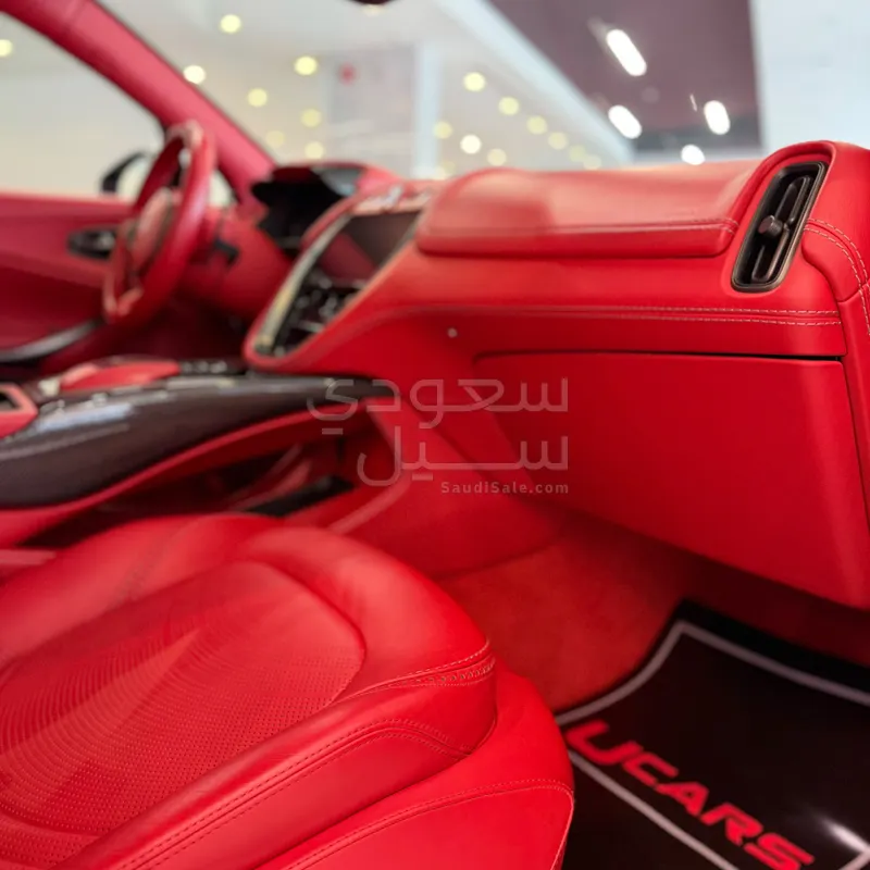 2022 استون مارتن دي بي اكس