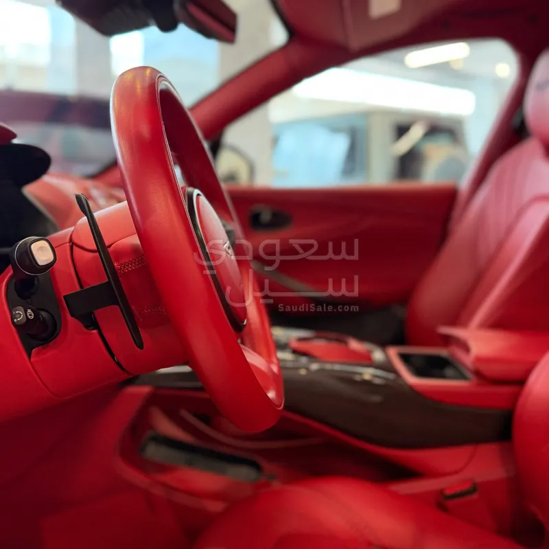 2022 استون مارتن دي بي اكس