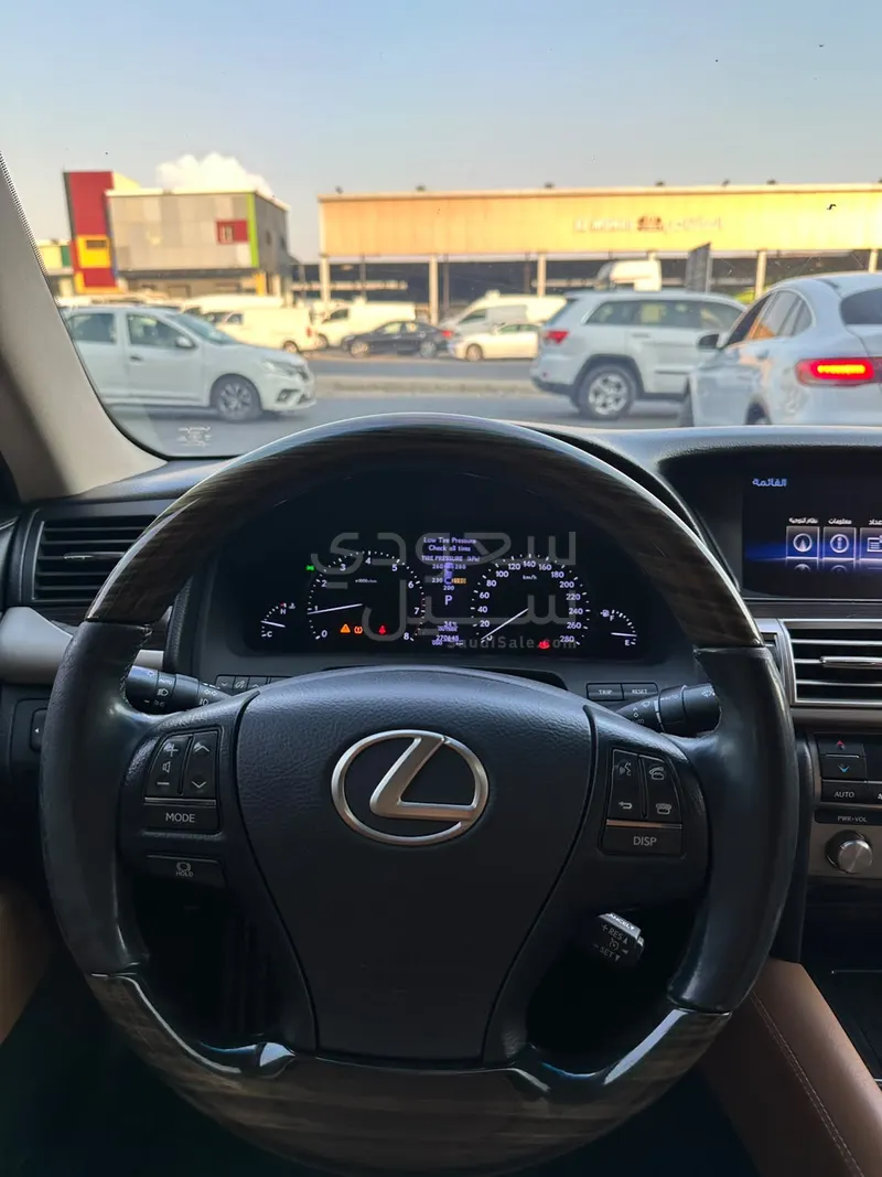 2015 لكزس إل إس 400