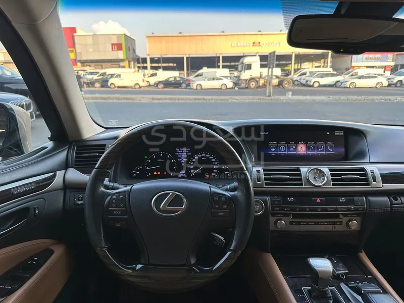 2015 لكزس إل إس 400