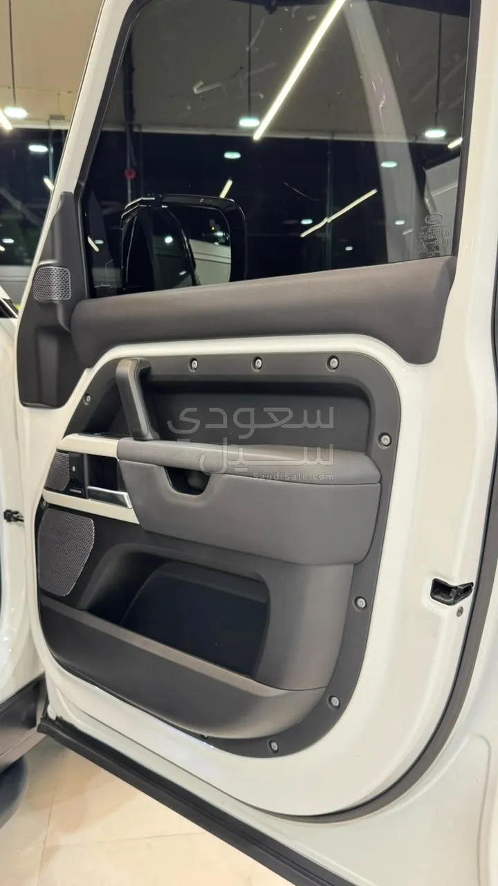 2021 لاند روفر ديفيندر 110 اتش اس اي