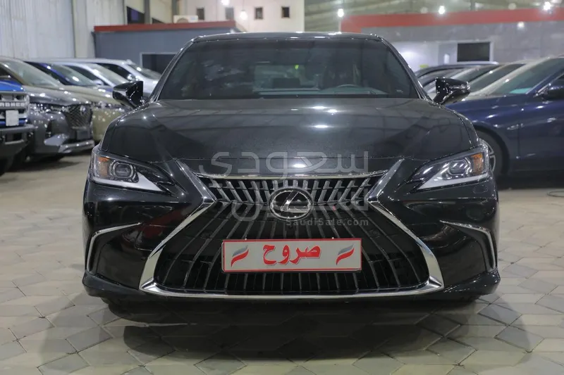 2025 لكزس إي إس 350