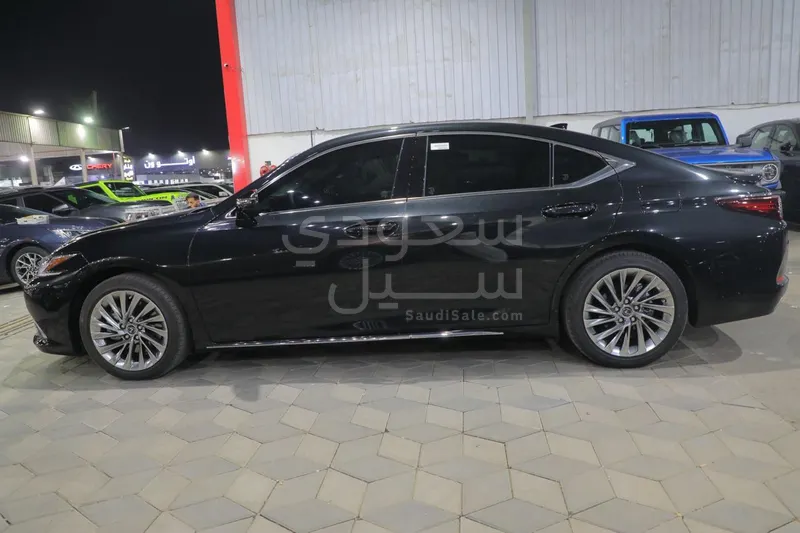 2025 لكزس إي إس 350