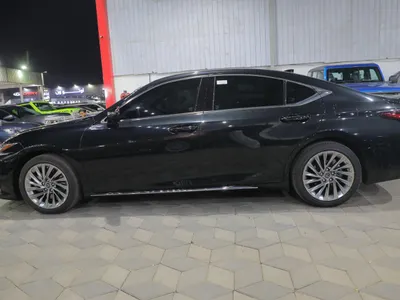 2025 لكزس إي إس 350