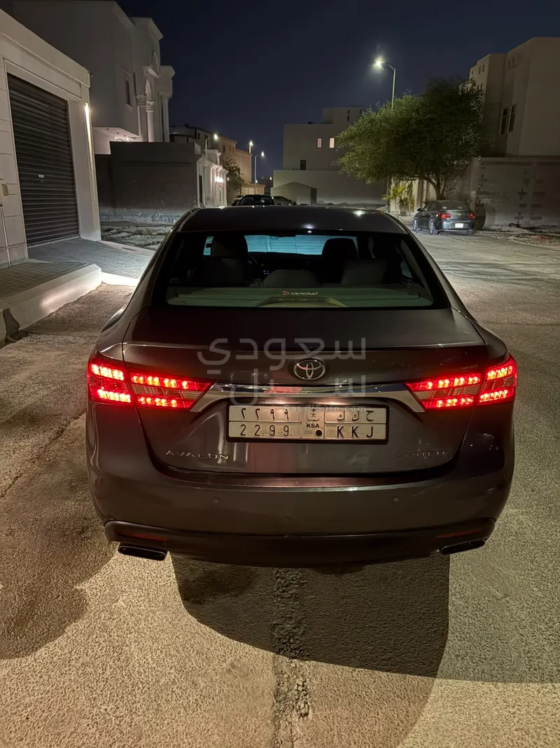2015 تويوتا افالون ليمتد