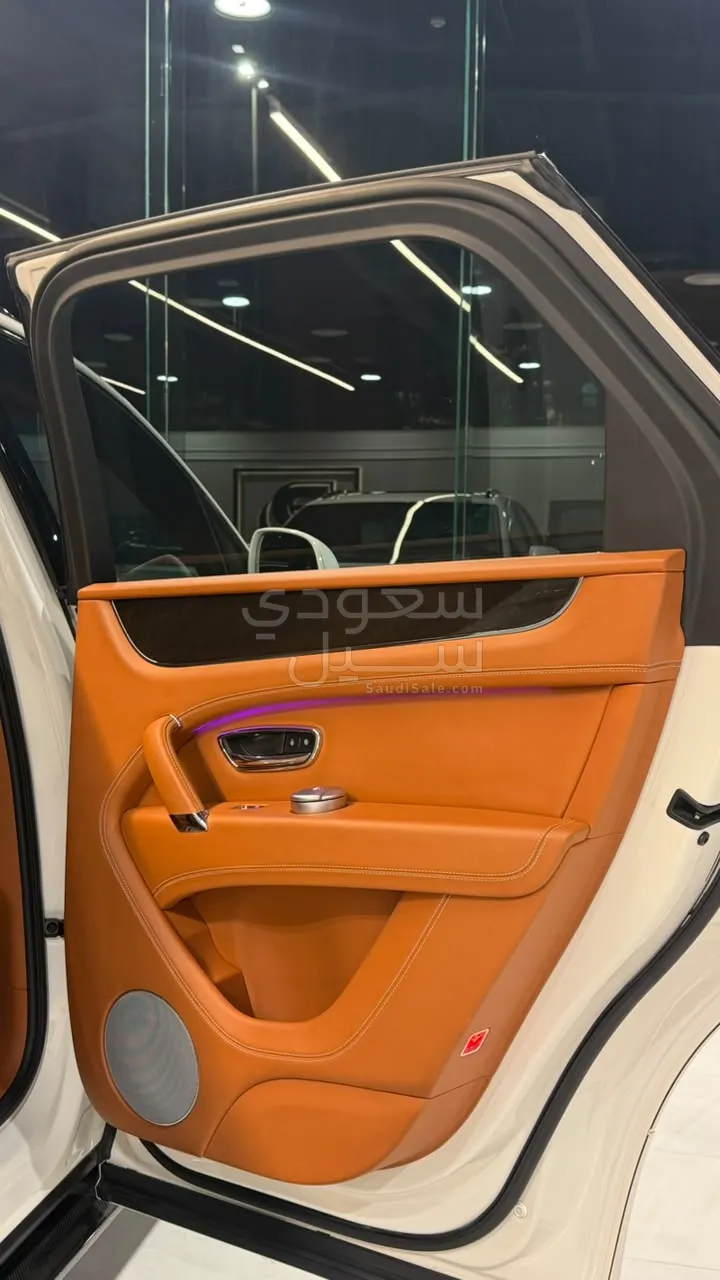 2020 بنتلي بنتايجا في 8