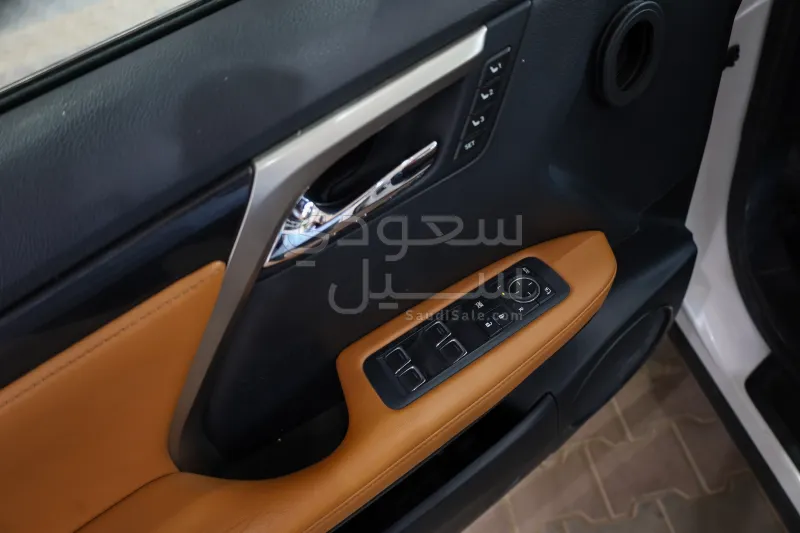 2022 لكزس أر إكس 350