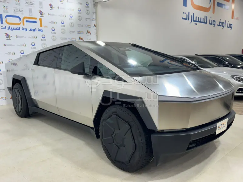 2024 تيسلا سايبر تراك
