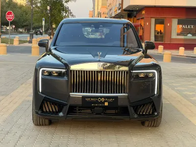 2022 رولز رويس كولينان سلفر بادج