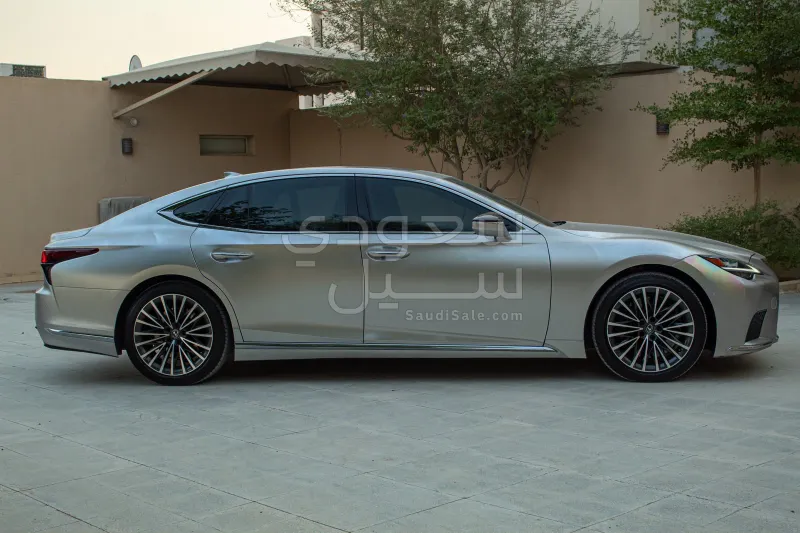 2025 لكزس إل إس 500