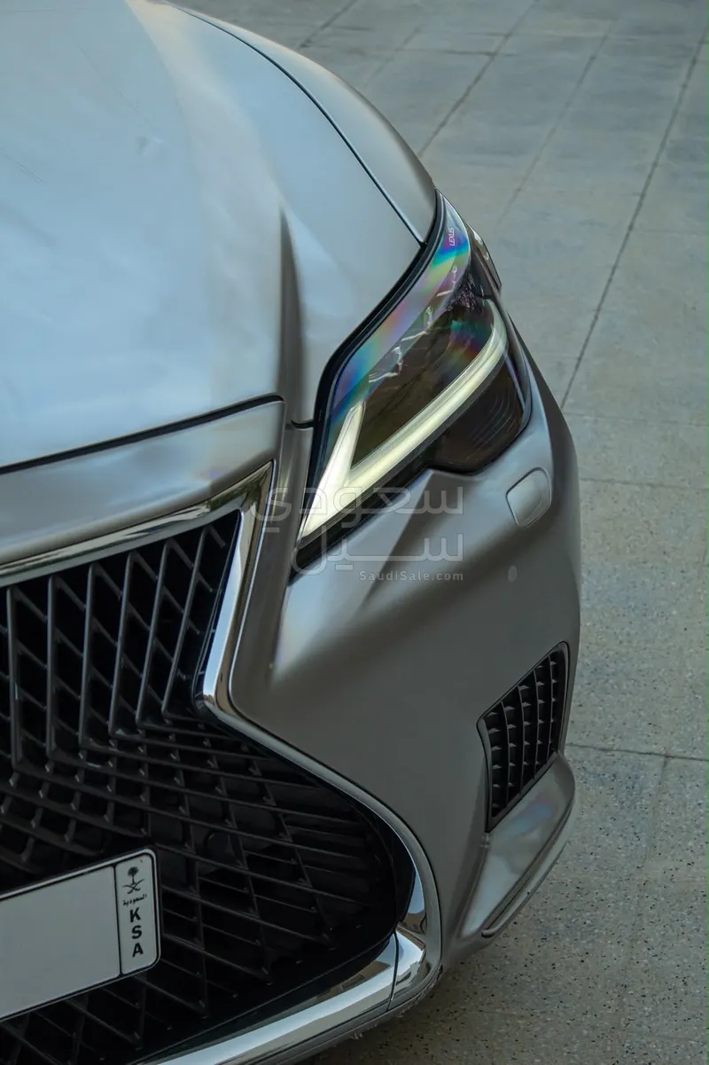 2025 لكزس إل إس 500