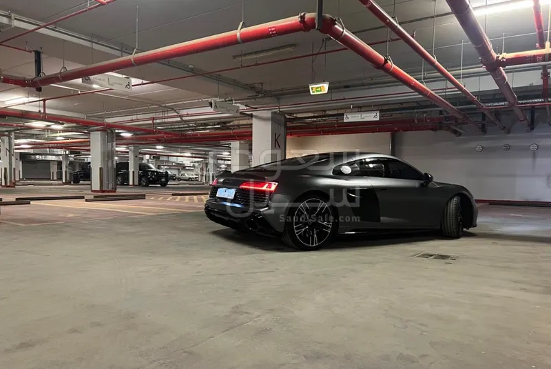 2023 اودي ار 8 في 10 بلس