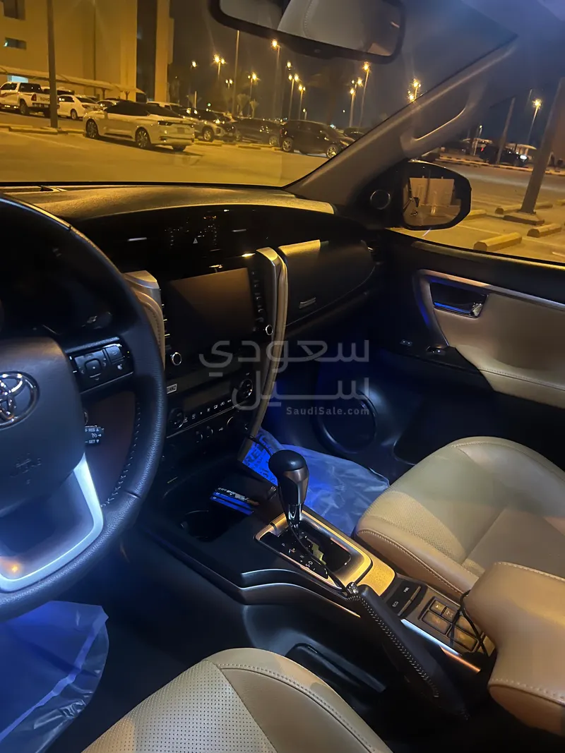 2025 تويوتا فورشنر اس ار 5