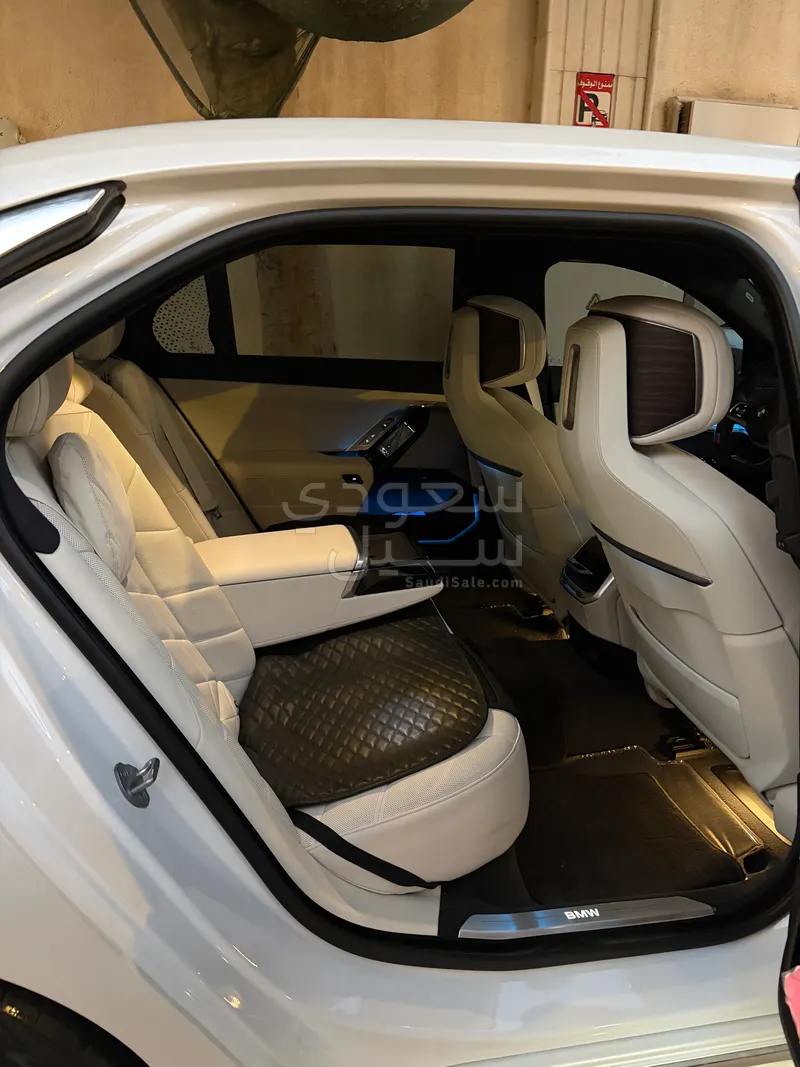 2023 بي ام دبليو الفئة السابعة 735أي