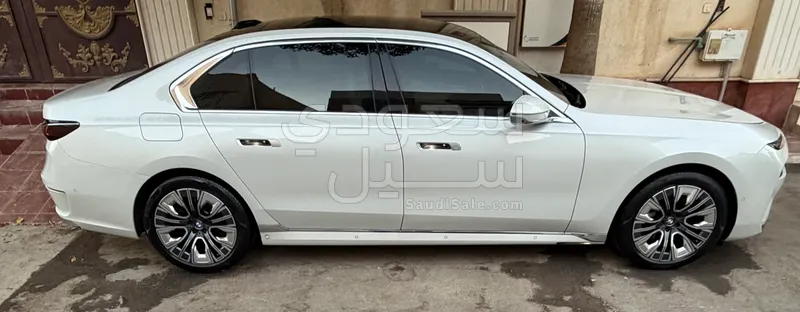 2023 بي ام دبليو الفئة السابعة 735أي