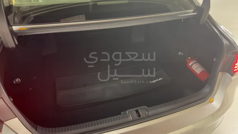 2023 لكزس إي إس 350