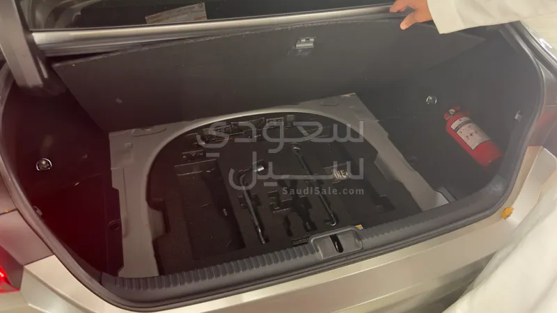 2023 لكزس إي إس 350